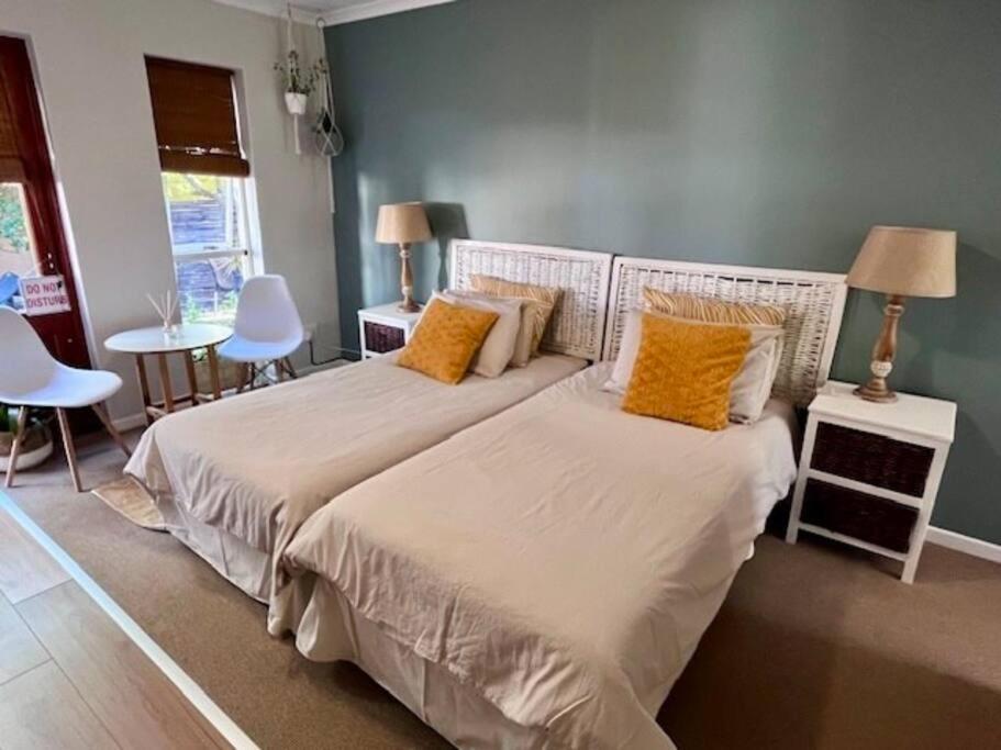 4 With Pool Access & No Loadshedding Apartment Cape Town