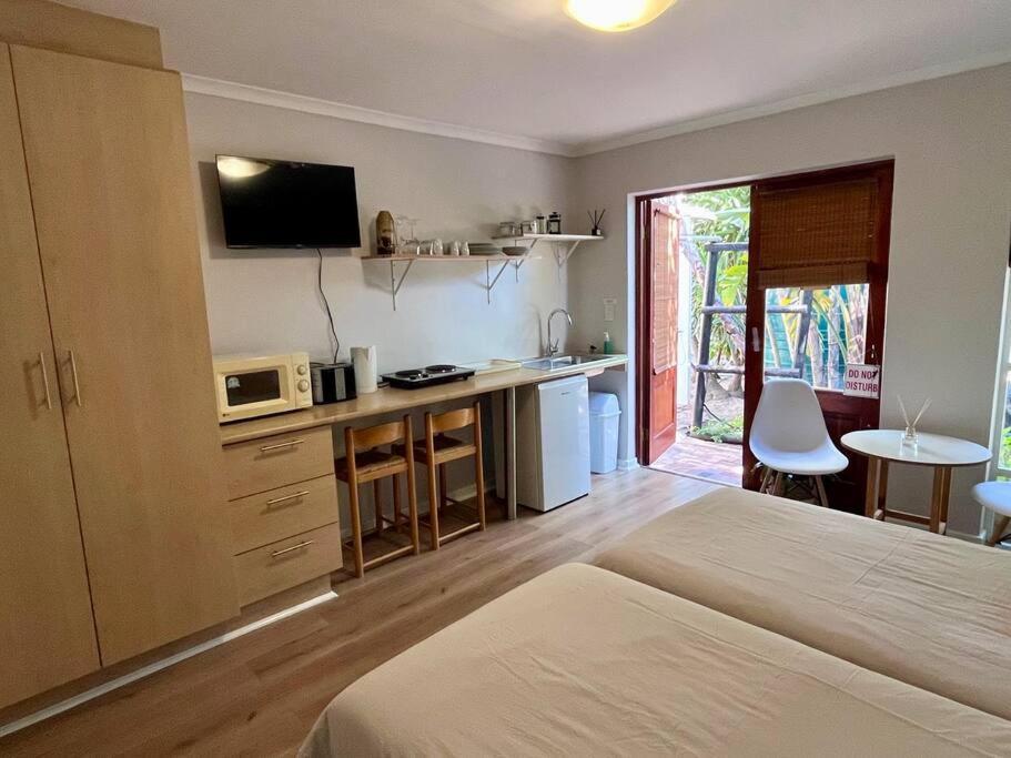 4 With Pool Access & No Loadshedding Apartment Cape Town